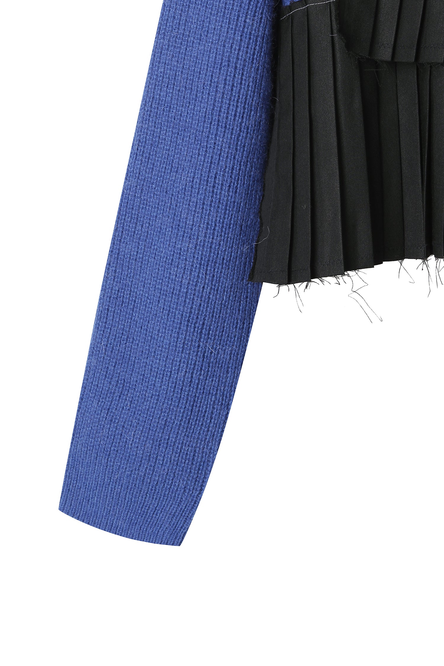 Big pleats crop knit with unbalanced sleeve