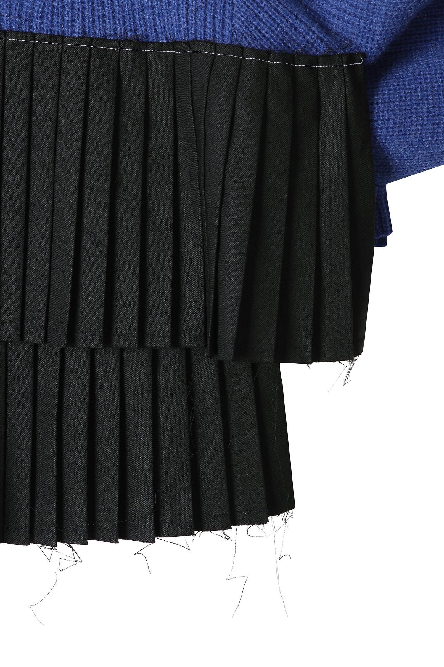 Big pleats crop knit with unbalanced sleeve
